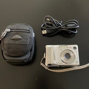 Fujifilm FinePix A500-5.1 Mega Pixels Digital Camera w/ Samsonite case bundle